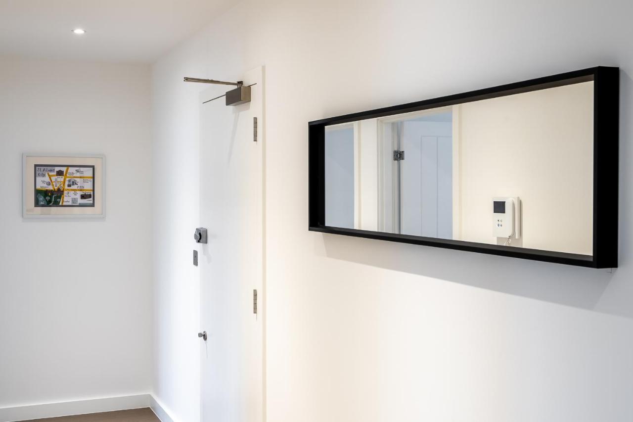 St Albans 2 Bed Luxury City Apartment, 5 Mins Walk To Train & Allocated Parking المظهر الخارجي الصورة